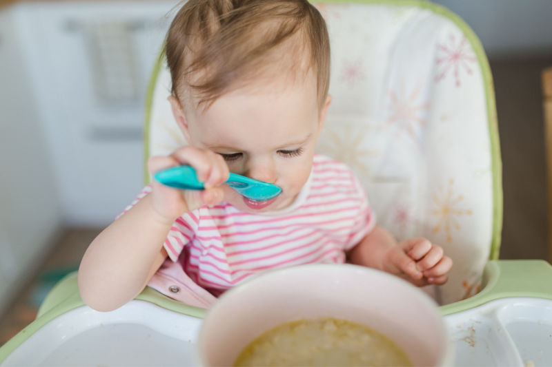 How to teach baby how to feed himself with spoon - Baby-led weaning in action