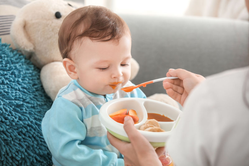 https://www.ashtonbee.com/wp-content/uploads/2023/01/when-do-babies-start-feeding-themselves-with-a-spoon-2.jpg